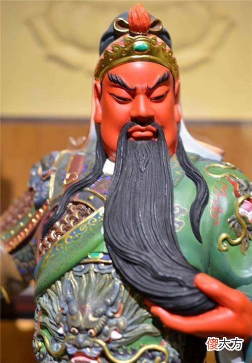 【历史故事】为何关羽的雕像，大多都是双眼紧闭？老木匠：谁敢让他睁开眼？