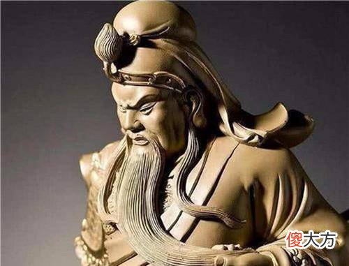 【历史故事】为何关羽的雕像，大多都是双眼紧闭？老木匠：谁敢让他睁开眼？