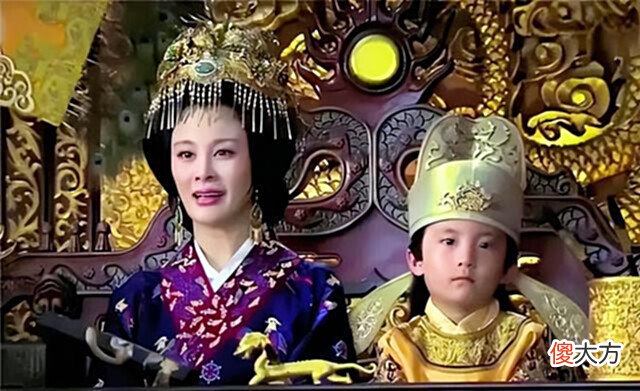 【历史故事】小孩爬上龙椅,皇帝问他:天子好当吗?小孩凭四字保命,最终登基