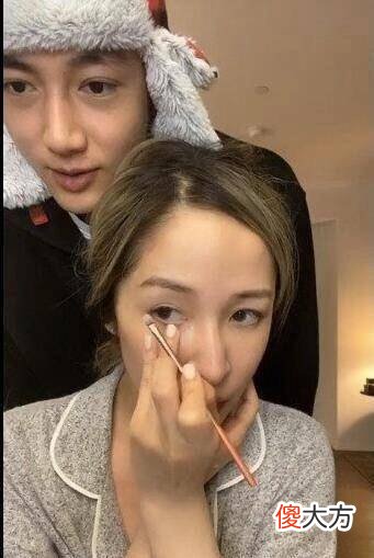 【就爱时尚】40岁萧亚轩素颜出镜引发网友热议，网友：赶紧出一本恋爱方法