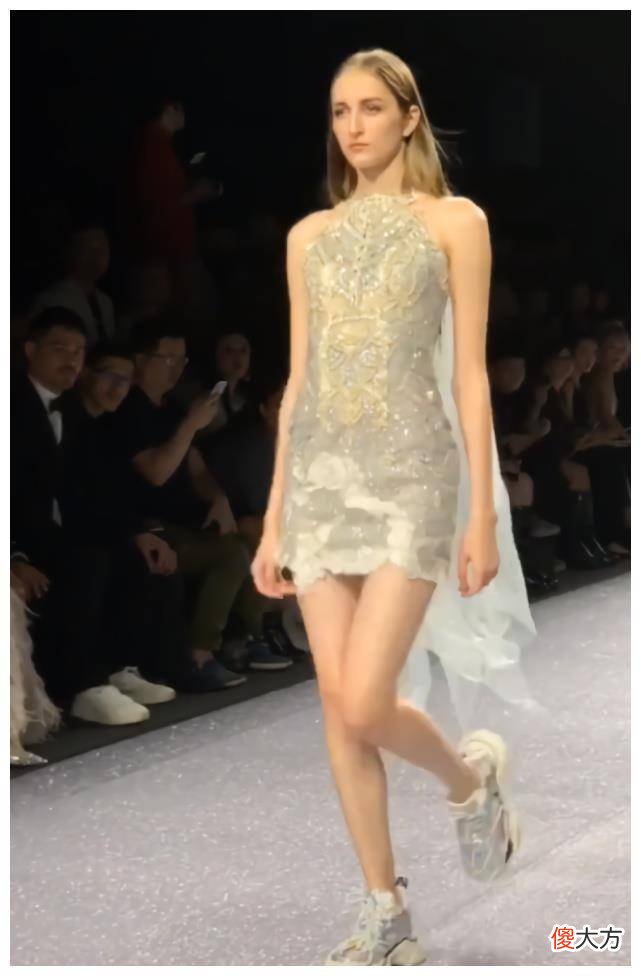 【就爱时尚】第一次穿婚纱的模特，穿着高跟鞋很有魅力，但身材曲线很苗条
