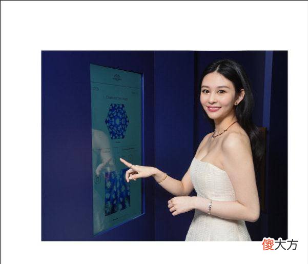 【时尚一点】沈月：纯色系白色抹身材裙+披肩秀发