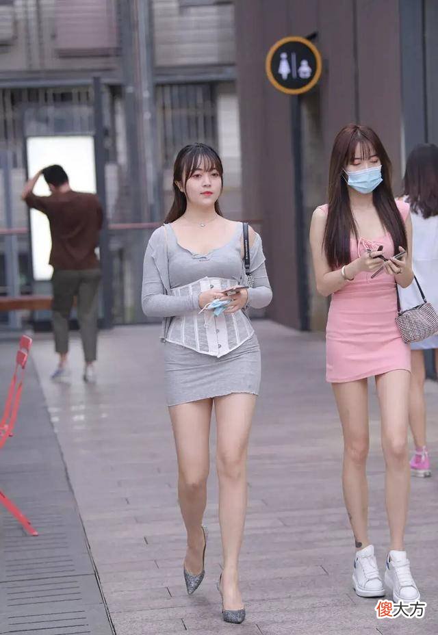 【时尚一点】为何30岁女士穿连衣裙更有优势，对比这两位穿搭表现