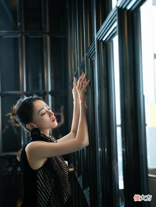 【时尚一点】吴谨言的全黑造型对于年轻女性就很有借鉴意义