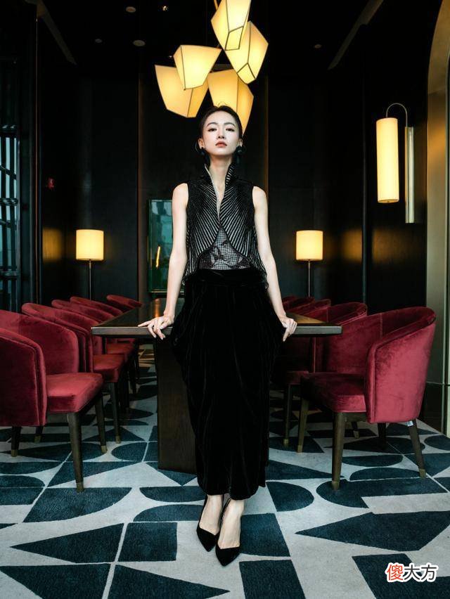 【时尚一点】吴谨言的全黑造型对于年轻女性就很有借鉴意义