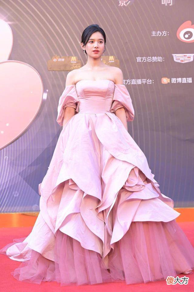 【就爱时尚】张婧仪首秀粉色一字肩裙秀迷人锁骨，两腋却挤出赘肉略显尴尬