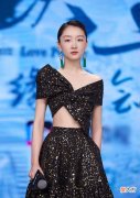 【就爱时尚】周冬雨一袭鎏金露腰黑裙亮相尽显影后气场，惊艳程度远胜“上古”