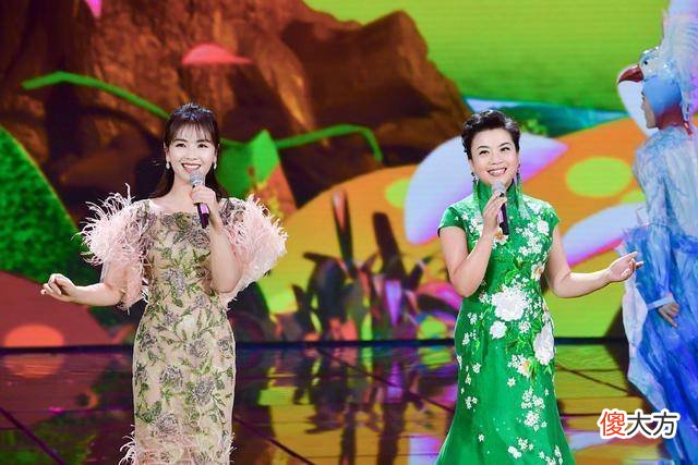 【时尚一点】42岁刘涛和张也合影了，一袭旗袍装依旧时尚十足