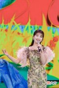 【时尚一点】42岁刘涛和张也合影了，一袭旗袍装依旧时尚十足