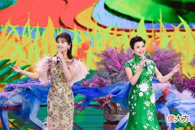 【时尚一点】42岁刘涛和张也合影了，一袭旗袍装依旧时尚十足