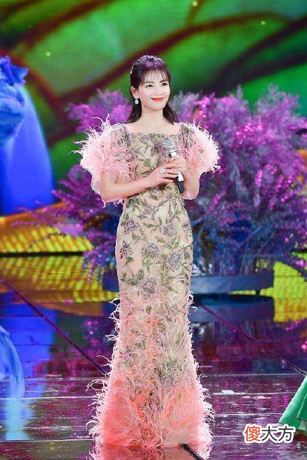 【时尚一点】42岁刘涛和张也合影了，一袭旗袍装依旧时尚十足