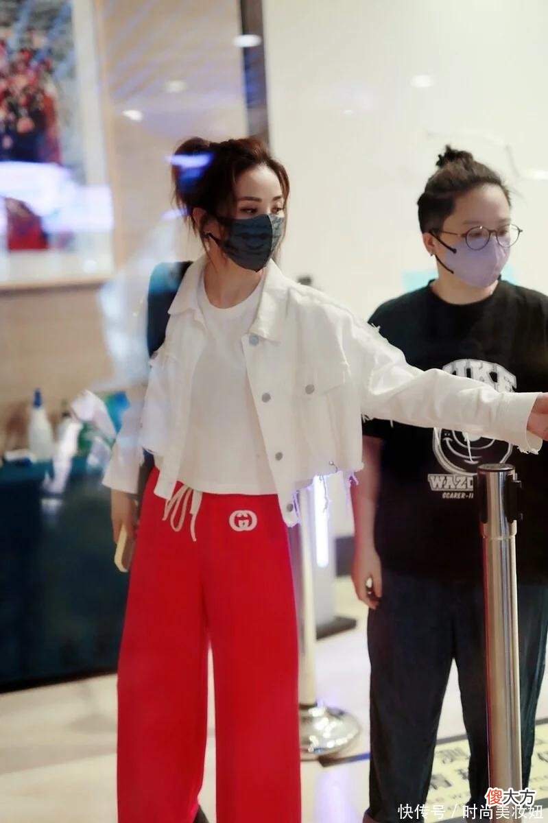 【时尚一点】被阿Sa的穿搭美到了，白色牛仔衣配玫红色9分裤，时髦又减龄