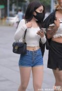 【时尚一点】白色针织衫搭配蓝色牛仔短裤，不仅时髦有型，还显得十分清新自然