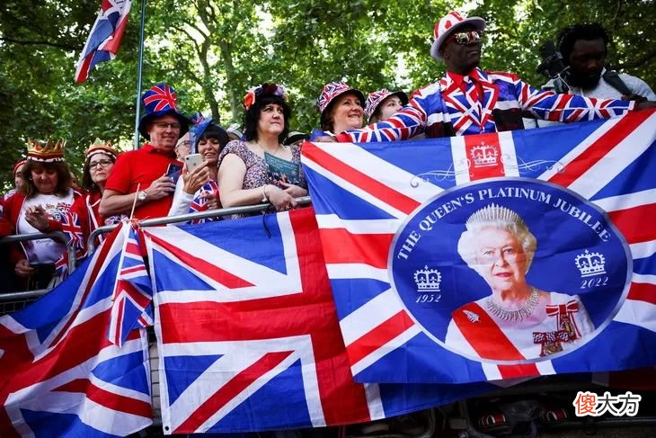 【历史故事】在70年未出错的英女王面前，王室时尚大聚会都是小儿科