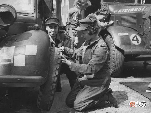 【历史故事】在70年未出错的英女王面前，王室时尚大聚会都是小儿科