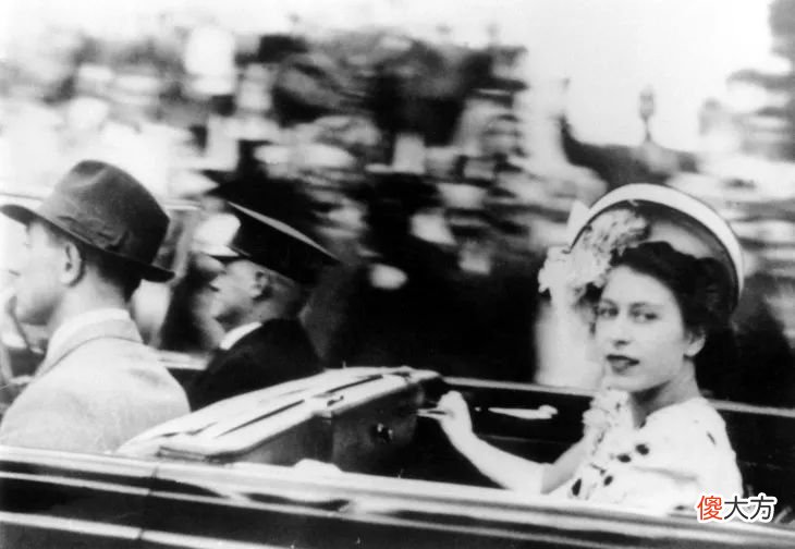 【历史故事】在70年未出错的英女王面前，王室时尚大聚会都是小儿科