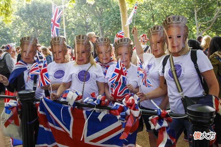 【历史故事】在70年未出错的英女王面前，王室时尚大聚会都是小儿科