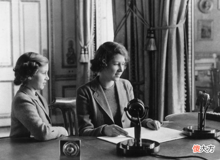 【历史故事】在70年未出错的英女王面前，王室时尚大聚会都是小儿科
