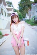 【就爱时尚】小姐姐穿着粉色的背带裤减龄感满满配一字肩的白色短袖超级可爱