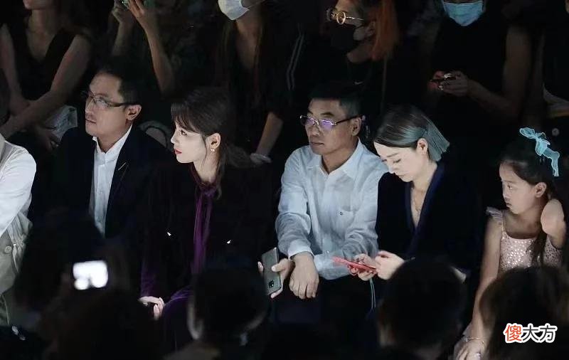 【就爱时尚】马伊琍小女儿颜值真不如姐姐！罕跟妈妈看秀，穿公主裙一脸懵