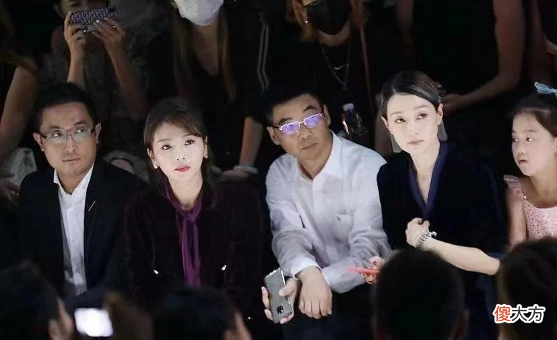 【就爱时尚】马伊琍小女儿颜值真不如姐姐！罕跟妈妈看秀，穿公主裙一脸懵