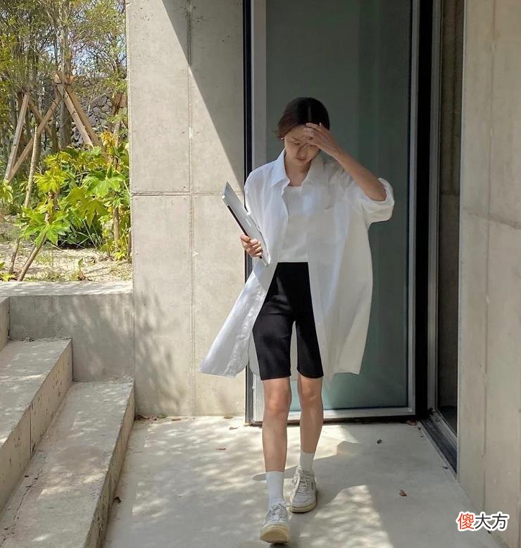 【时尚一点】衬衫如何穿更好看？教给大家几个方法，普通款也能穿出时髦感