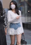 【就爱时尚】美女穿牛仔蕾丝拼接的短裙，上搭小心机的露背小衫，开启属于自己的时尚之路