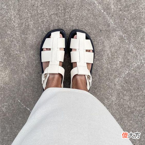 【时尚一点】小时候穿过的凉鞋，又流行回来了
