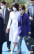 【时尚一点】韩国新晋第一夫人挺会穿，遛狗还穿7000元的迪奥鞋，看脸不像49岁