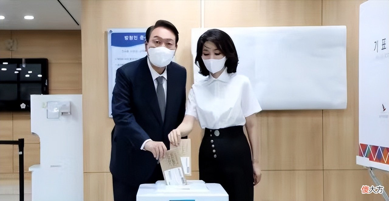 【时尚一点】韩国新晋第一夫人挺会穿，遛狗还穿7000元的迪奥鞋，看脸不像49岁