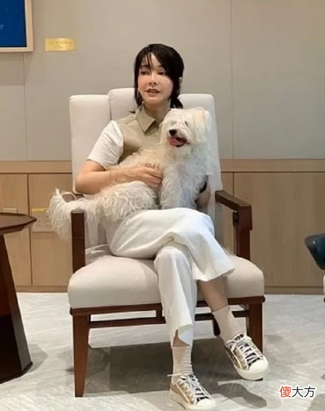 【时尚一点】韩国新晋第一夫人挺会穿，遛狗还穿7000元的迪奥鞋，看脸不像49岁