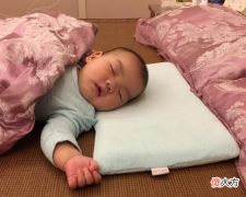 宝宝多大可以用枕头？不是一定要在哪个月，而是看这几个方面
