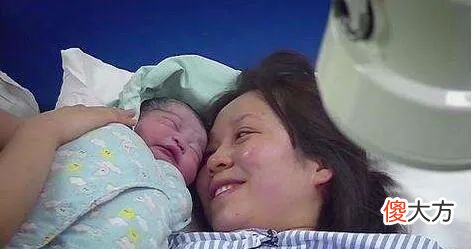 孕妇分娩时，胎儿在干嘛？知道真相后暖哭了，你不是一个人在战斗
