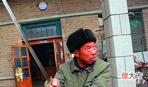 【历史故事】老人500万出售祖传宝刀,专家失望指责,老人:你有啥资格