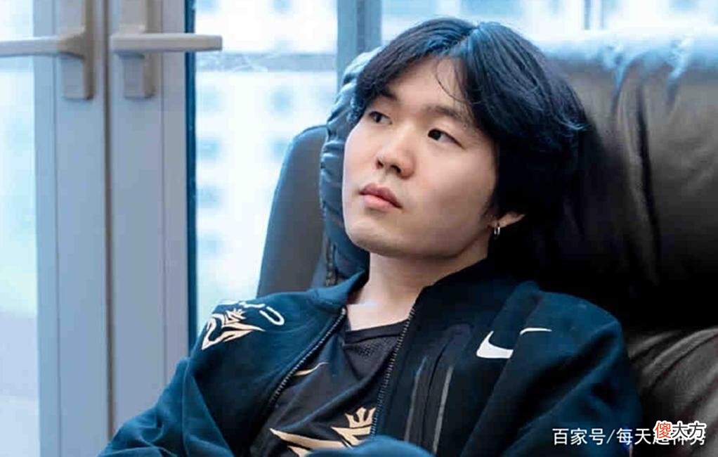 【游戏世界】Rookie何时归队？Doinb直播爆料，FPX韩援上单遇难题