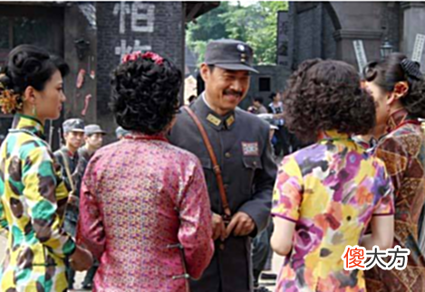 【历史故事】新中国成立后,实行了一夫一妻制,那本拥有三妻四妾的地主们咋办?
