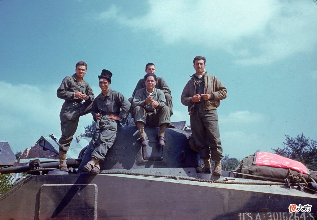 【历史故事】二战老照片 诺曼底登陆战爆发后的法国 硝烟弥漫的战场