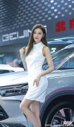 【时尚一点】车展上的白色连衣裙美女，极简风也带来不一样的气质，美