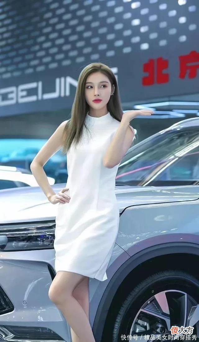 【时尚一点】车展上的白色连衣裙美女，极简风也带来不一样的气质，美