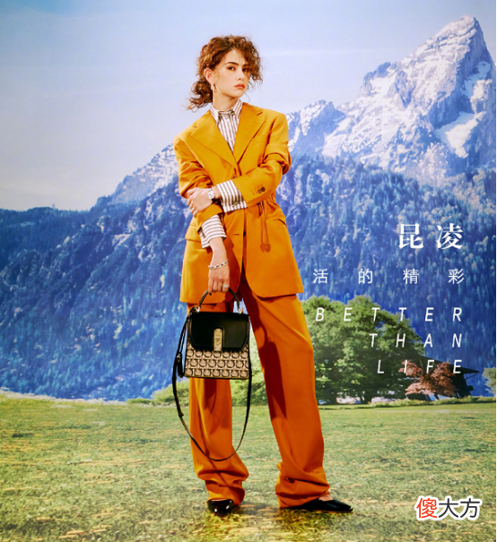 【就爱时尚】嫁给周杰伦的昆凌真美了，羊毛大衣戴上帽子，减龄又可爱