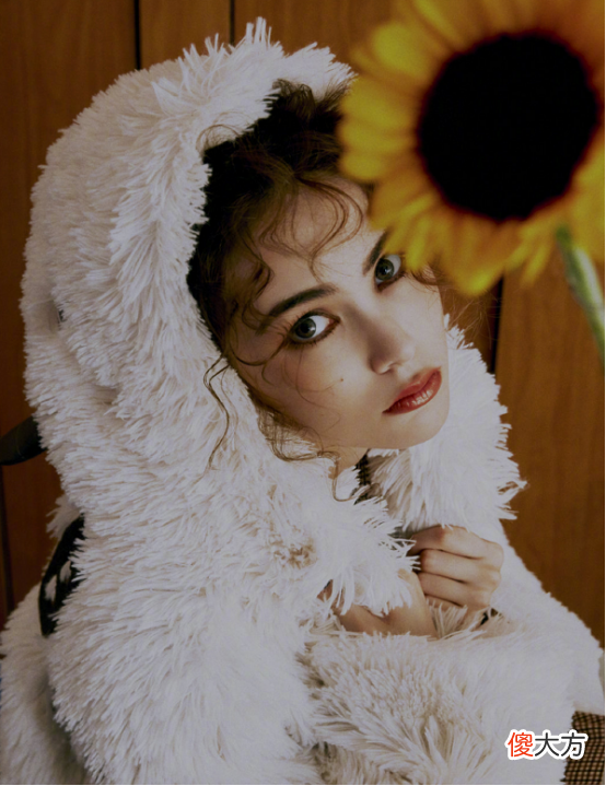 【就爱时尚】嫁给周杰伦的昆凌真美了，羊毛大衣戴上帽子，减龄又可爱
