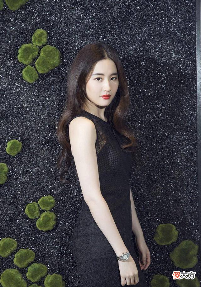 【时尚一点】经典的小黑裙咋能穿出反差感？看刘亦菲一身仙气，照样驾驭得很好