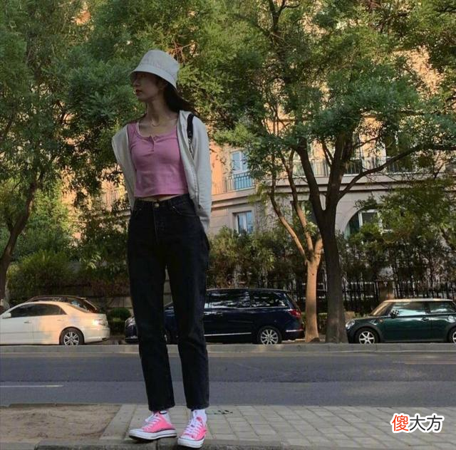 【就爱时尚】26岁周雨彤私服穿搭大秀美腿，集美们学起来学起来