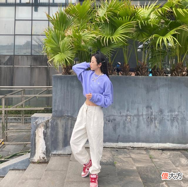 【就爱时尚】26岁周雨彤私服穿搭大秀美腿，集美们学起来学起来