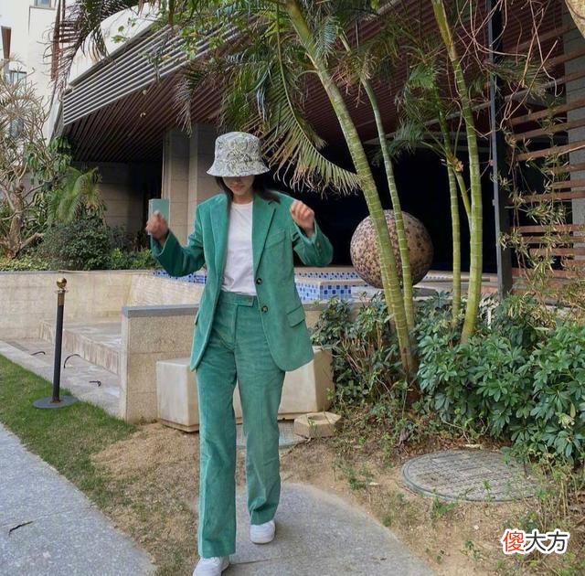 【就爱时尚】26岁周雨彤私服穿搭大秀美腿，集美们学起来学起来