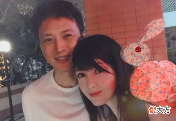 【时尚一点】52岁周慧敏身材紧致，脸蛋更似少女，岁月对她真好