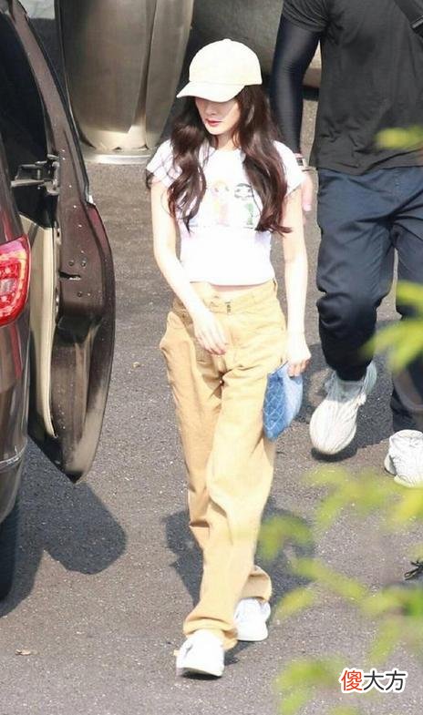 【就爱时尚】杨幂32岁的针织衫穿出18岁少女风