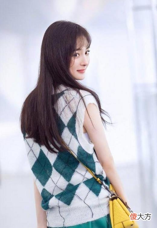 【就爱时尚】杨幂32岁的针织衫穿出18岁少女风