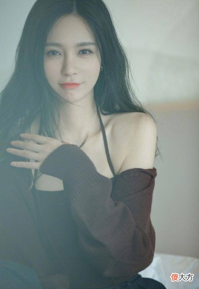 【就爱时尚】沈梦辰大秀性感香肩锁骨，撩发动作妩媚又性感