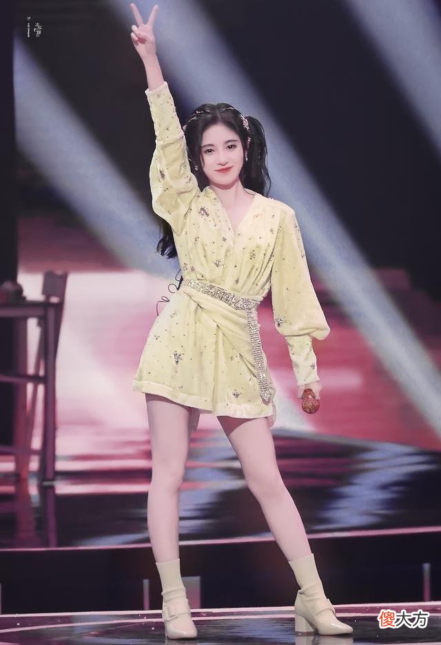 【就爱时尚】千年美女鞠婧祎的日常穿搭，网友：这颜值我不敢不看